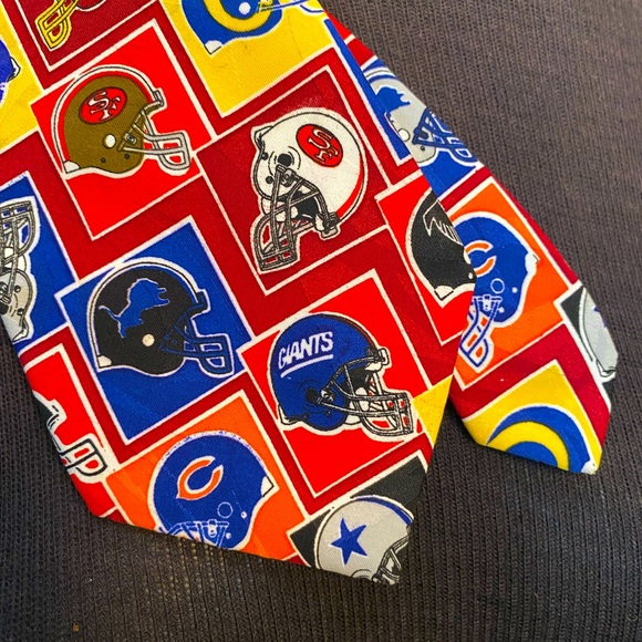 Vintage NFL Football Helmet Neck Tie by Surrey - Picture 4 of 7